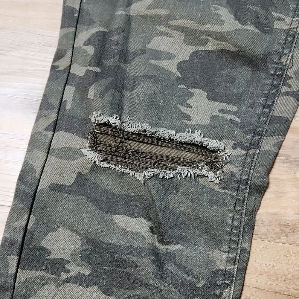 🔹️Vanilla Star Green Camouflage Distressed Leg Denim Overalls Small